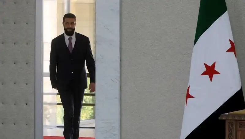 Paris'te Şara-Macron Zirvesi: Fransa Suriye'nin Yeniden İmarına Destek Veriyor