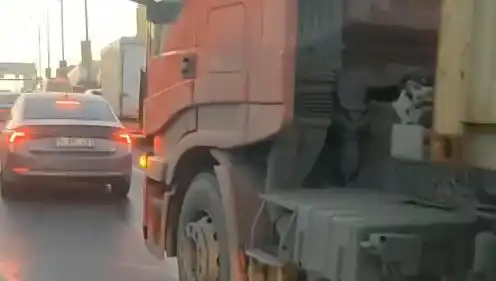 D-100 Karayolu'nda Yol Verme Kavgası: TIR'ı Üzerine Sürdü, Trafik Kaosa Dönüştü