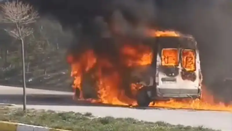 Havalimanı Personelini Taşıyan Servis Aracı Alev Alev Yandı
