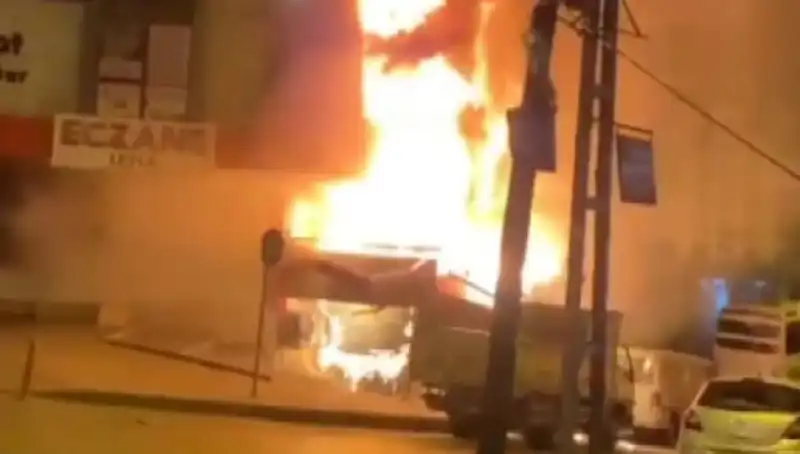 Başakşehir'deki İş Merkezinde Çıkan Yangın Korku Dolu Anlar Yaşattı