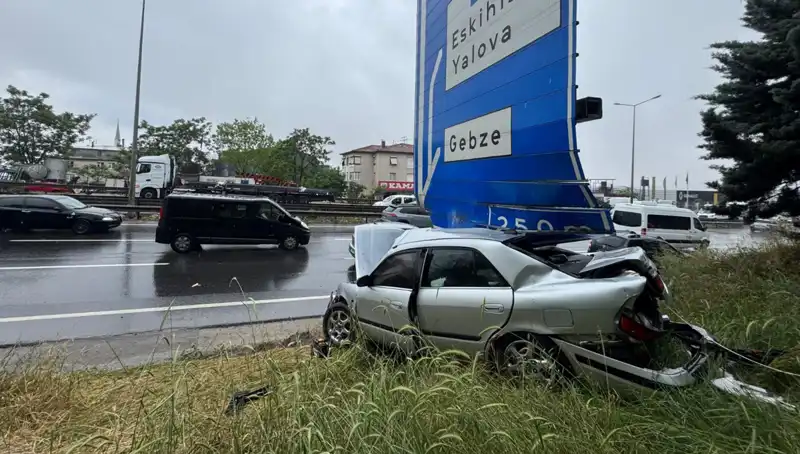 Trafik Levhasına Çarpan Araçta Şok Olay: Bir Yaralı