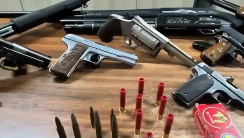 İzmir’de Yasa Dışı Silah Ticareti Operasyonu: Olayın Detayları ve Sonuçları