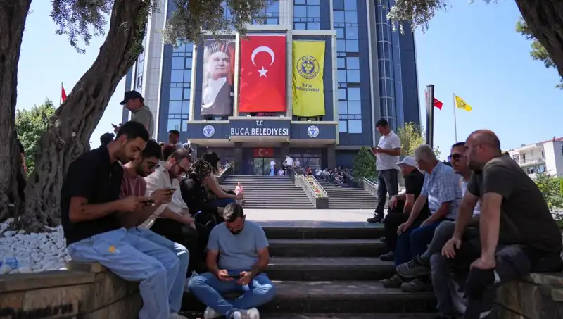 Ücretlerini Alamayan İşçiler İçin Duygusal Oturma Eylemi Gerçekleşti