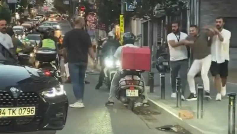 Nişantaşı'nda Sopa ile Kadına Saldıran Adam Gözaltına Alındı!