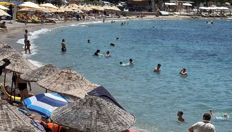 Sıcak Havalara Karşı Plajlarda Yoğun Kalabalık Oluştu