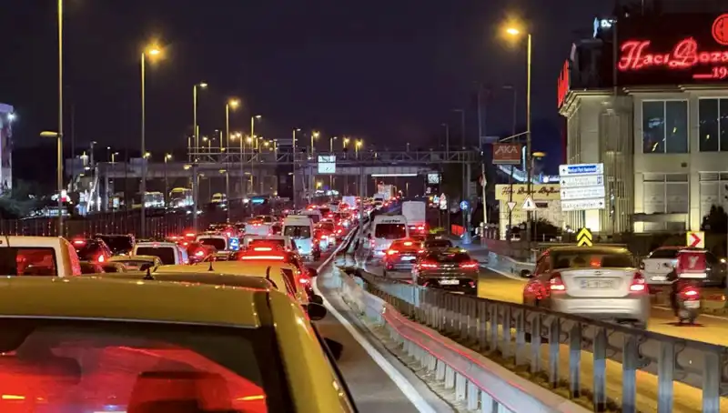 Yenibosna Metrobüs Yaya Üst Geçidinde Yenilikçi Çalışmalar Başladı!