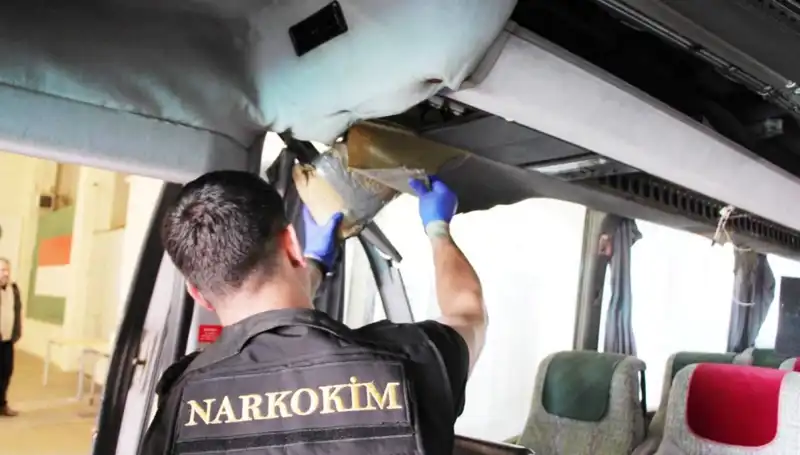 Sınırdan Geçen Otobüste 77 Kilo Uyuşturucu Ele Geçirildi!