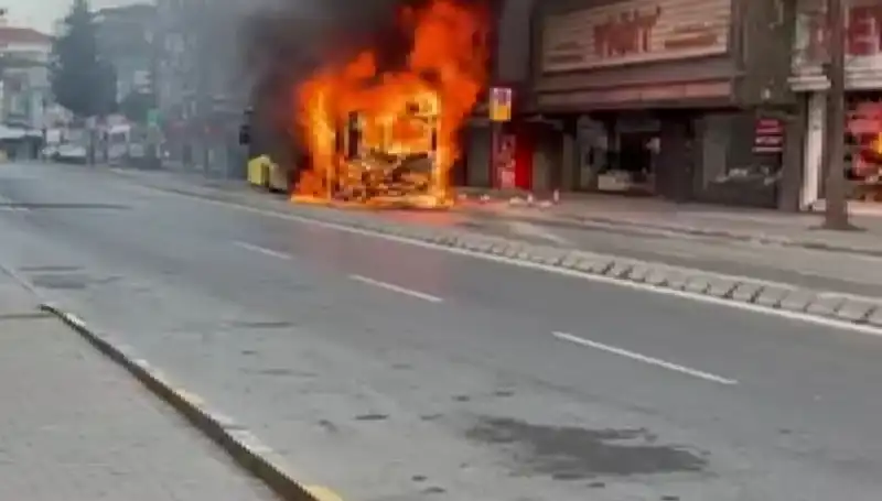 Ümraniye'de Korkutan Yangın: O Anlar Kameralara Yansıdı