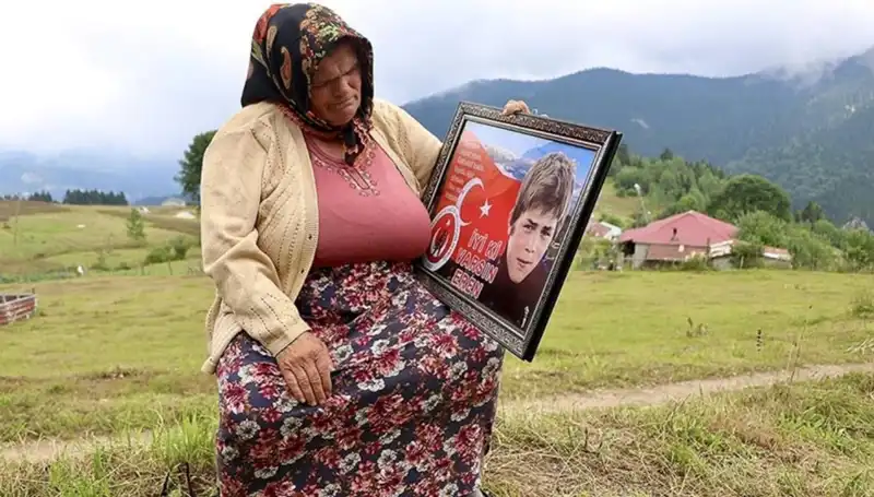 Eren Bülbül'ün Annesine DEM Parti'den Özel Bayram Kutlaması
