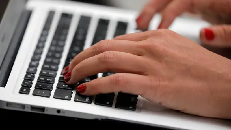 Laptop Mikrofonları Kapalıyken Dinleniyor: Teknoloji Güvenliği Tehlikede mi?