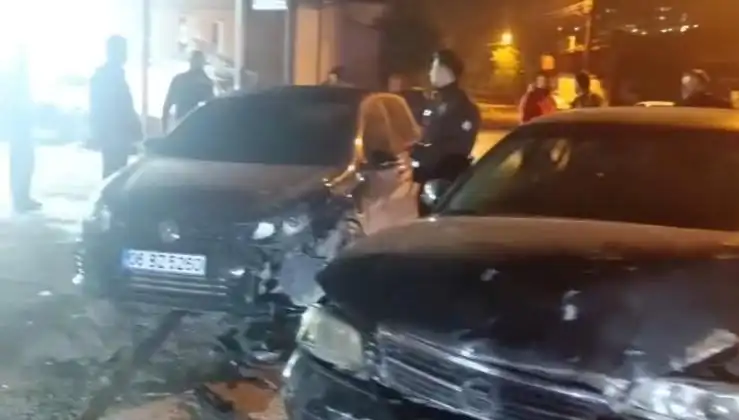 Çevirmeden kaçarken korkunç kaza: İki yaralı, araçta büyük hasar!