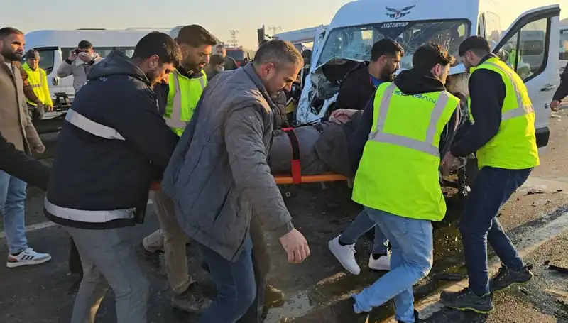 İki İşçi Servisi Kafa Kafaya Çarpıştı: Yaralılar ve Kazanın Sebepleri