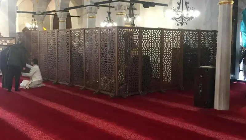 Teravih Namazı Tartışmaları: Kadın ve Erkek Yan Yana Mı Kıldı?