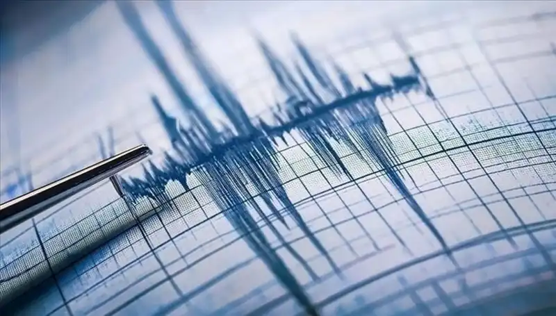 Ege Denizi'nde Sarsıcı Deprem: Ne Oluyor, Tehlike Var mı?