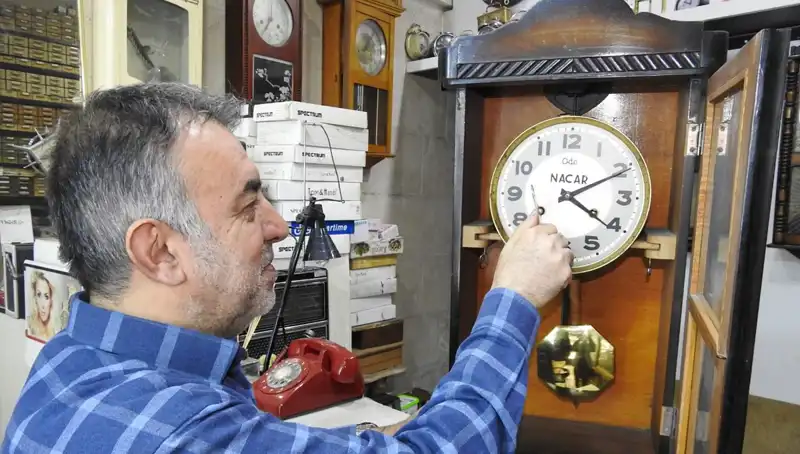 10 Metrekarelik Dükkanında Tarih Yaşatan Saat Ustasıyla Tanışın