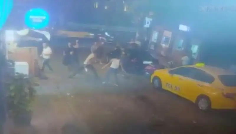Beyoğlu'nda Kısa Süreli Kavga Büyüyünce Kan Aktı