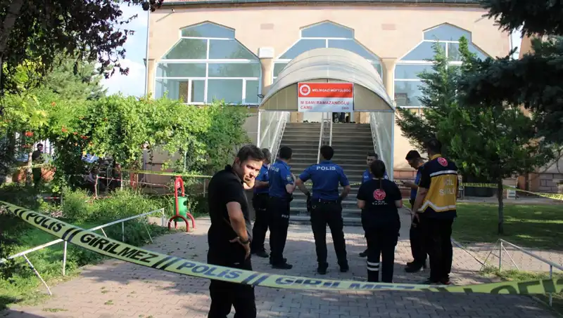 Namaz Vakti Gelen Kan Donduran Cinayet: Saldırı Anı Kamerada!