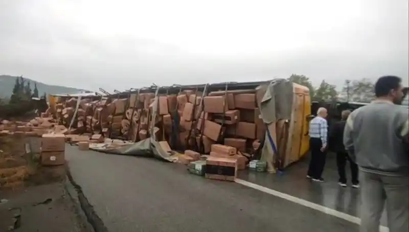TEM Otoyolu’nda TIR Devrildi: Trafik Kaosu Başladı ve Gelir Geçmeyen Eylemler