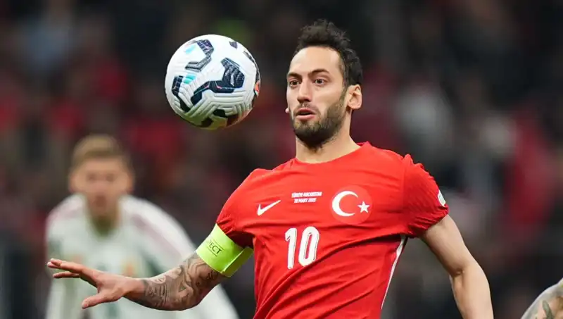 Fenerbahçe'nin Hakan Çalhanoğlu Teklifi: Mourinho'nun Israrı Ortaya Çıkıyor