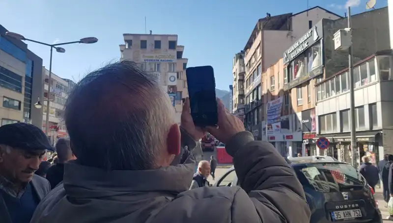 Çatıya Çıkan Kişiyi Görmek İçin Yarışa Girişen Kalabalık!