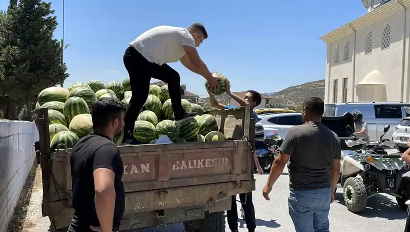 Bedava Karpuz Dağıtımına Doyamayan Suriyeli İş İnsanından Örnek Davranış!