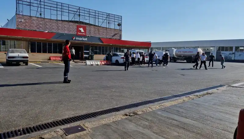 İki Aile Arasında Patlak Veren Omuz Atma Kavgası: Akaryakıt İstasyonu Ortasında Kaos