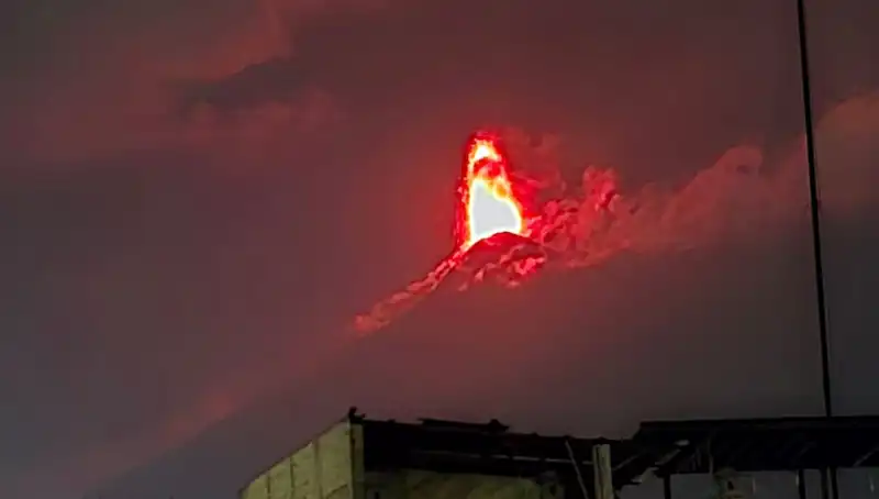 Fuego Yanardağı Patladı: 30 Bin Kişilik Tahliye Süreci Başlıyor