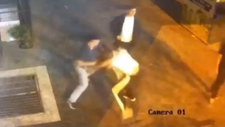 İstanbul'da Sokak Ortasında Yer Yerinden Oynadı: Tekmeli Yumruklu Kavga!
