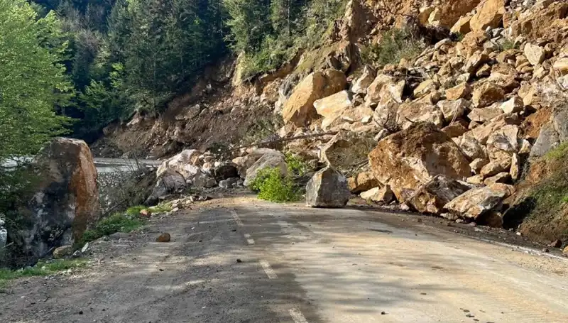 Giresun’da Meydana Gelen Heyelan Yolu Ulaşıma Kapatırken Neler Oluyor?