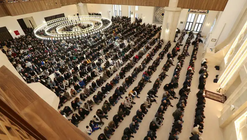 4 Nisan 2025 Cuma Namazı Saatleri: İstanbul, Ankara, İzmir ve Tüm İllerde Kılınacak Zaman