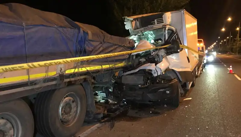Park Halindeki Tıra Çarpan Kamyonette Korkunç Kaza: 1 Ölü, 1 Yaralı
