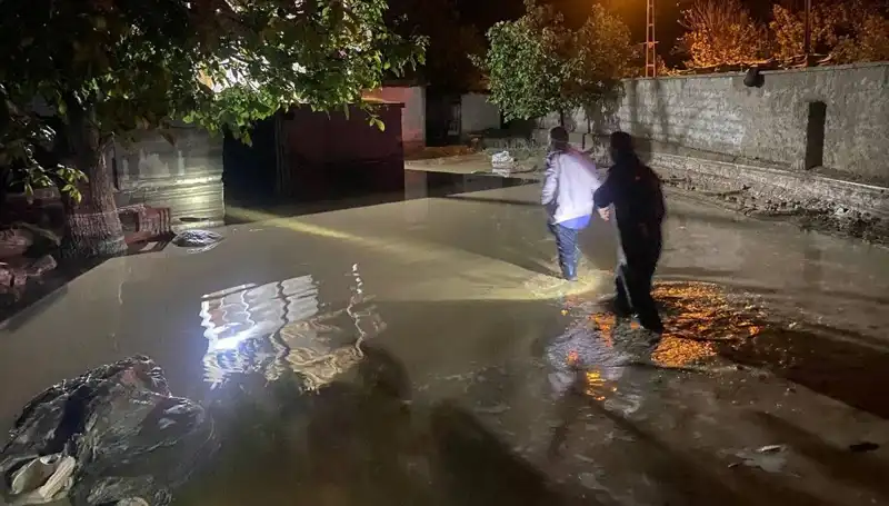 20 Dakikalık Yağışın Ardından Sel Felaketi: Ev Çöktü, Üç Ev Boşaltıldı