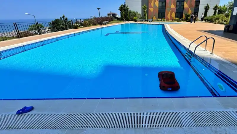Samsun'da Nefes Kesen Anlar: 4 Yaşındaki Çocuk Akülü Arabasıyla Havuzda Can Pazarı Verdi