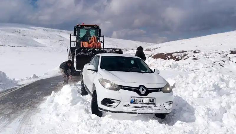 Muş'taki Kar Felaketi: Mahsur Kalan 60 Kişi Kurtarıldı!