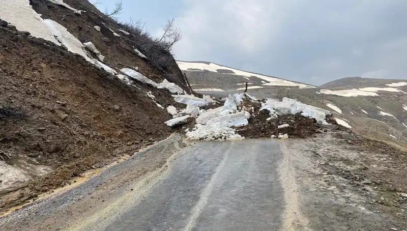 Muş’ta Heyelan Sonrası Kapanan Köy Yolu Tekrar Ulaşıma Açıldı