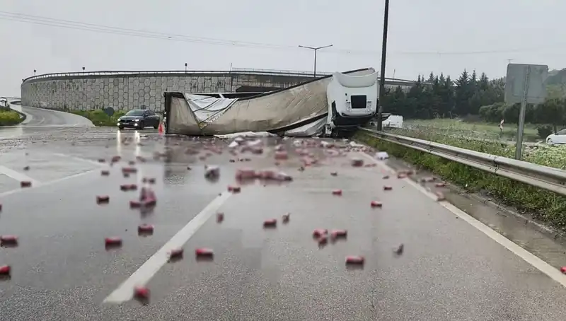 TIR Devrildi: Yolda İçki Ziyafeti! Olayın Detayları Şaşırtıyor