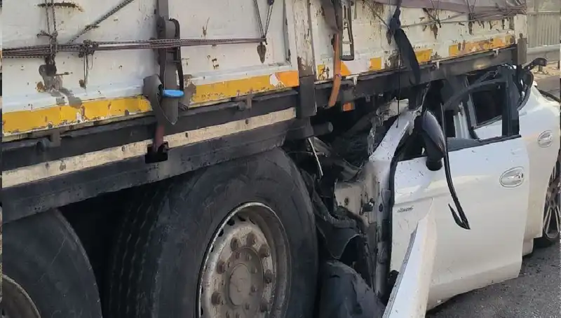 TIR'a Arkadan Saplanan Feci Kaza: Görüntüler Şok Etti!