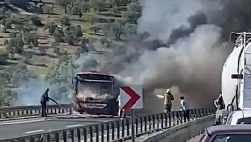 İzmir'de Belediye Otobüsünde Yangın Panik Yarattı: Yolcuların Kurtuluş Hikayesi
