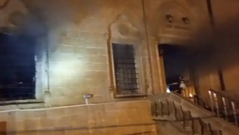 Mardin'de Cami Yangını: Tarihi Yapının Alevlere Teslim Olması