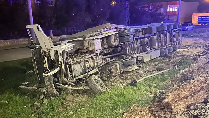 TIR Kazası: Devrilen Araçta 6 Kişi Yaralandı