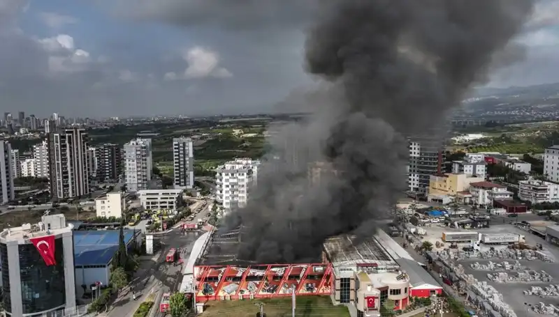 Mersin’de Fabrika Yangını: TOMA ve İtfaiye Zamanla Yarıştı