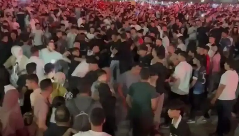 Ünlü Konserde Bıçaklı Kavga! Üç Kişi Yaralandı, Panik Hüküm Sürdü