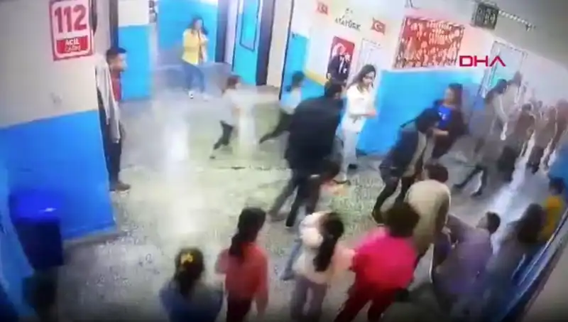 Bayılan Öğrenciyi Müdür Yardımcısı Kurtardı: Okulda Panik Anları