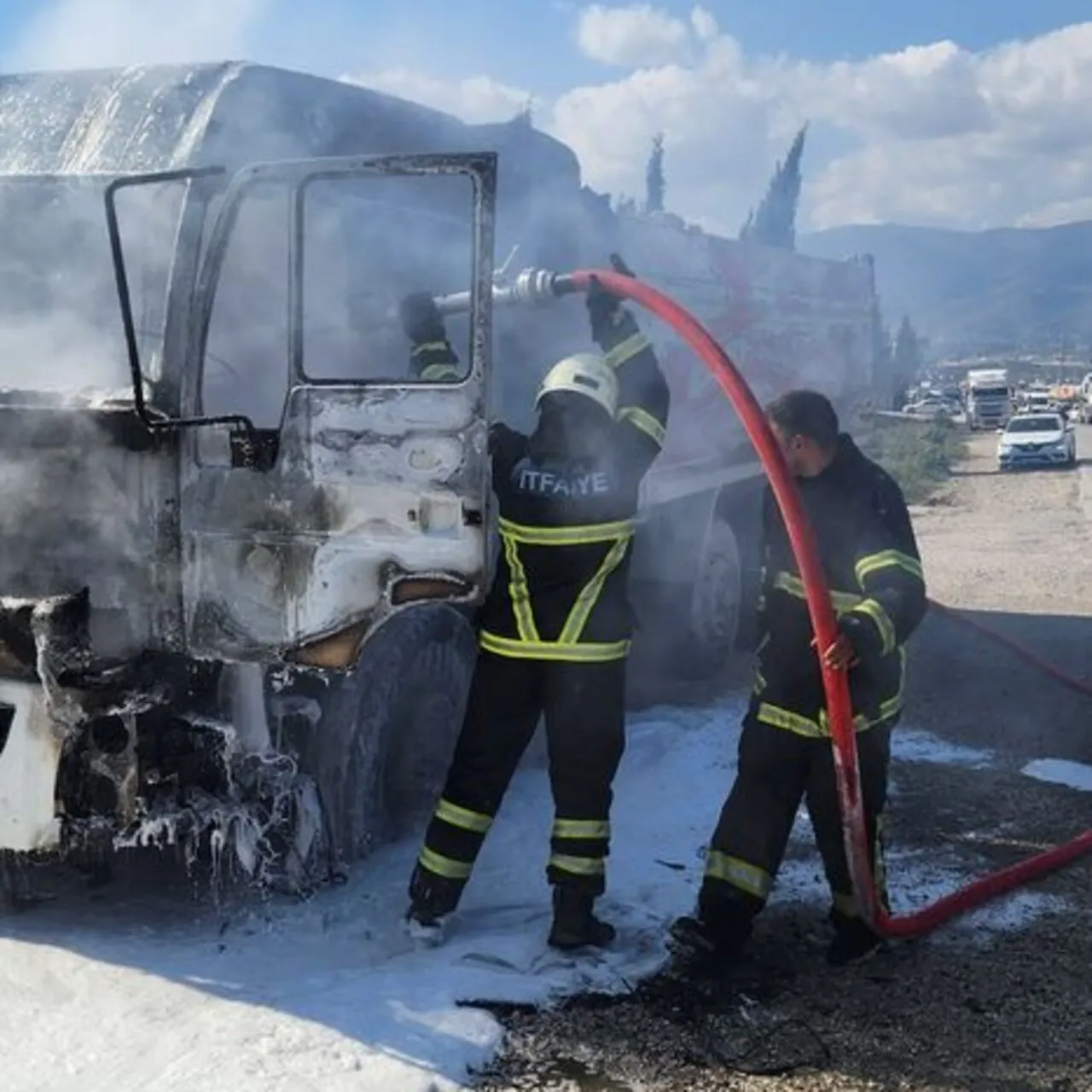 Seyir Halindeki Hafriyat Kamyonu Alev Aldı, Sürücü Son Anda Kurtuldu
