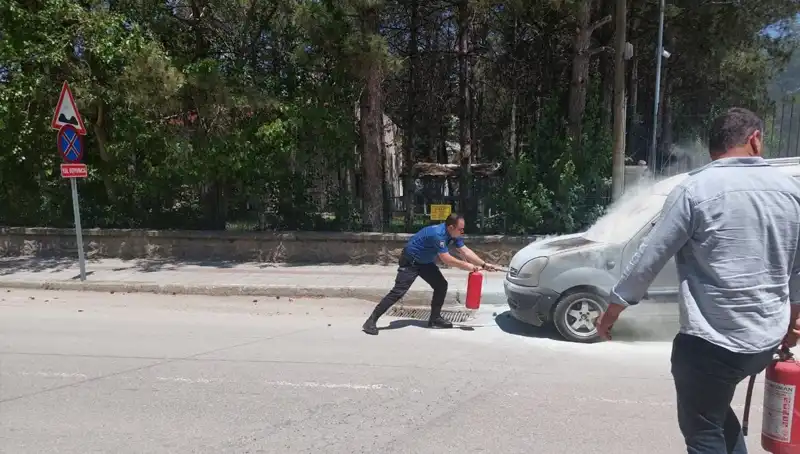 Emniyet Binasının Önünde Alev Alan Araç, Polisin Hızlı Müdahalesiyle Söndürüldü