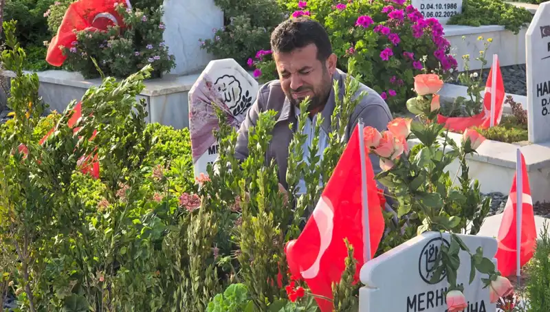 Deprem Şehitliğinde Bayram Coşkusu ve Karamsar Hüzün