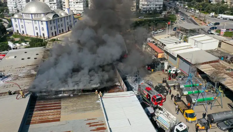 İzmir'de Oto Lastikçide Patlayan Yangın, Şehrin Kalbini Sarsıyor!
