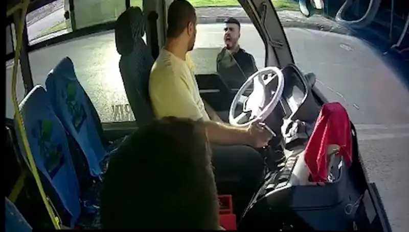 Antalya'da Kaçan Bıçaklı Saldırgan, Otobüs Şoförünü Yaralayarak Yakalandı