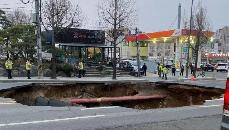 Güney Kore’de İnanılmaz Olay: Motosiklet Dev Çukura Düşerek Bir Kişiyi Kaybetti