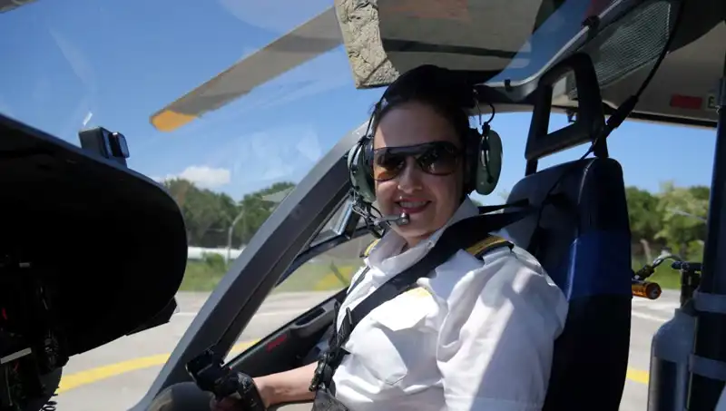Türkiye'nin Tek Kadın Ambulans Helikopter Pilotundan Yer Çekimine Meydan Okuyuş